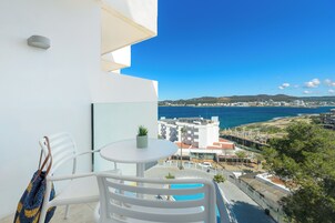 Habitación superior con 2 camas individuales, vistas al mar | Terraza o patio