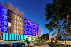 Voorkant accommodatie - avond/nacht