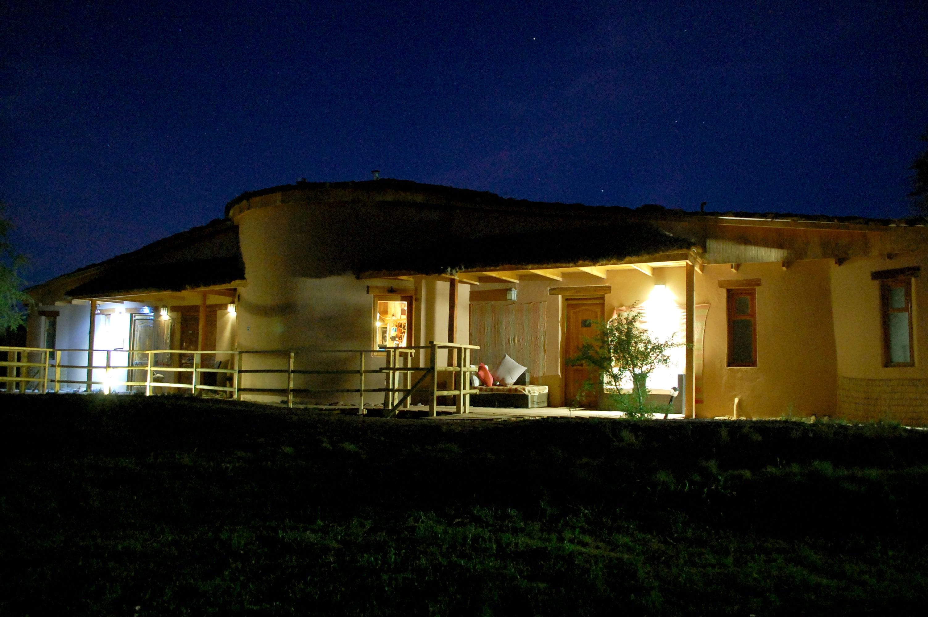 Boendets fasad - kväll/natt