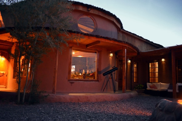 Fachada da propriedade à noite