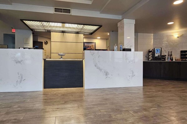 Lobby - Edgewater Inn and Suites, an Ascend Collection Hotel (Coos Bay)