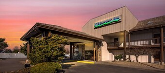 Edgewater Inn and Suites, an Ascend Collection Hotel