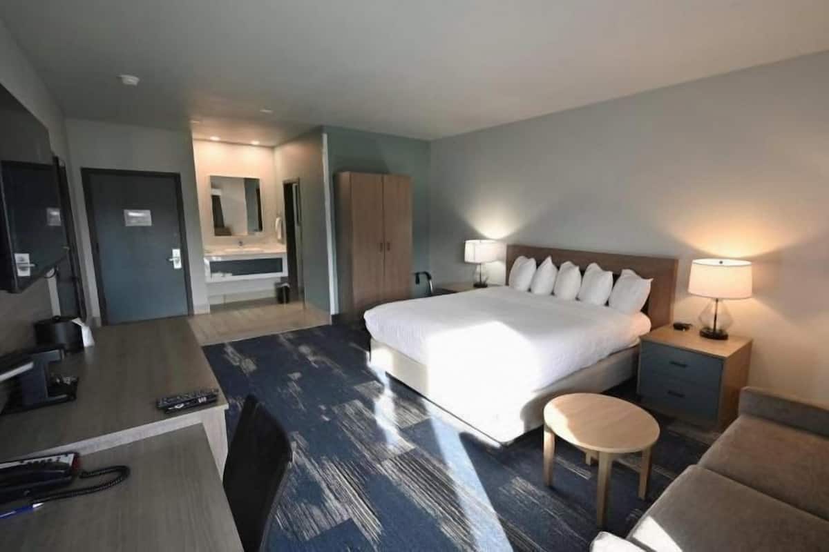 Desk, iron/ironing board, WiFi (free), bed sheets