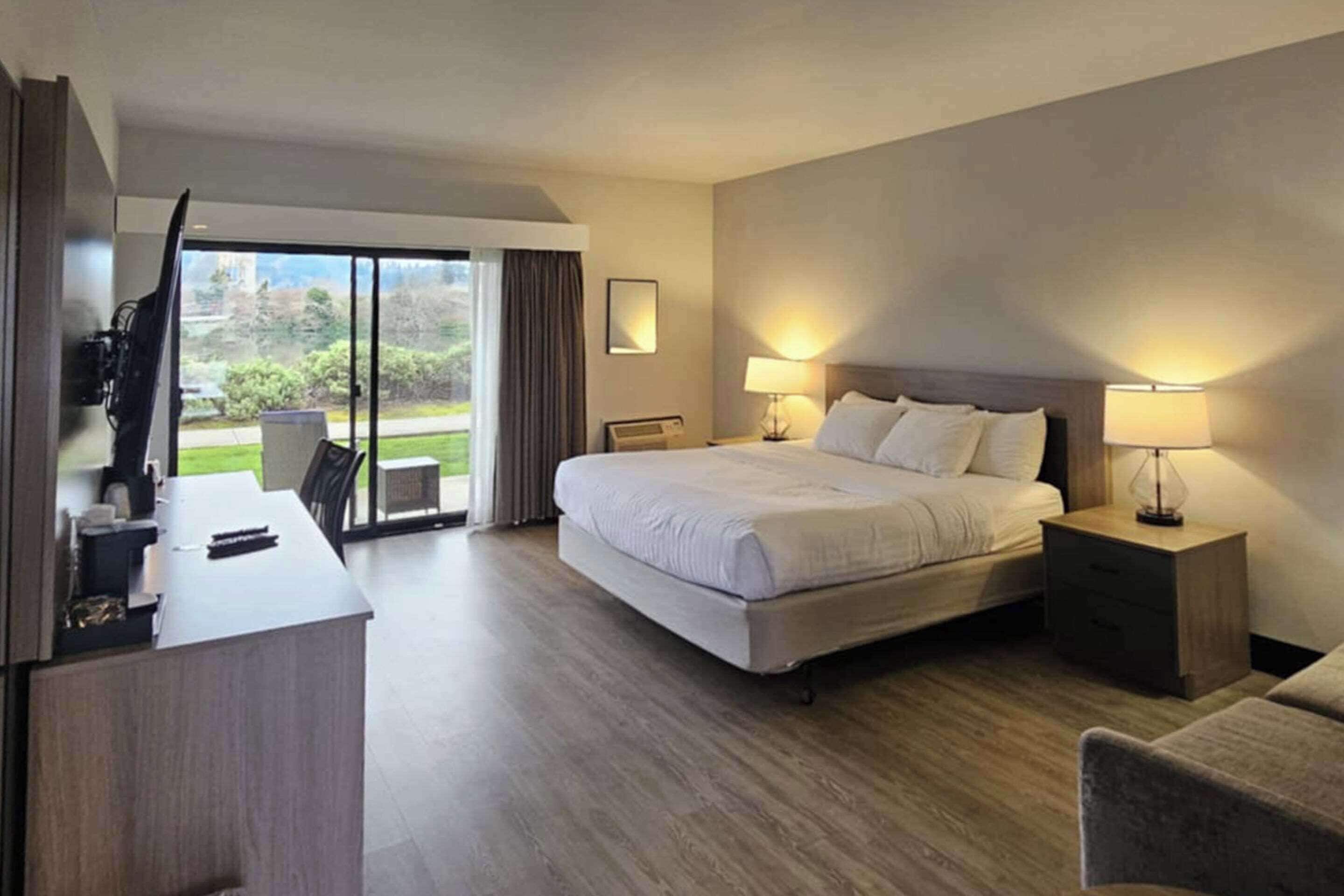 Standard Room, 1 King Bed, Non Smoking (Water View) | Desk, iron/ironing board, free WiFi, bed sheets