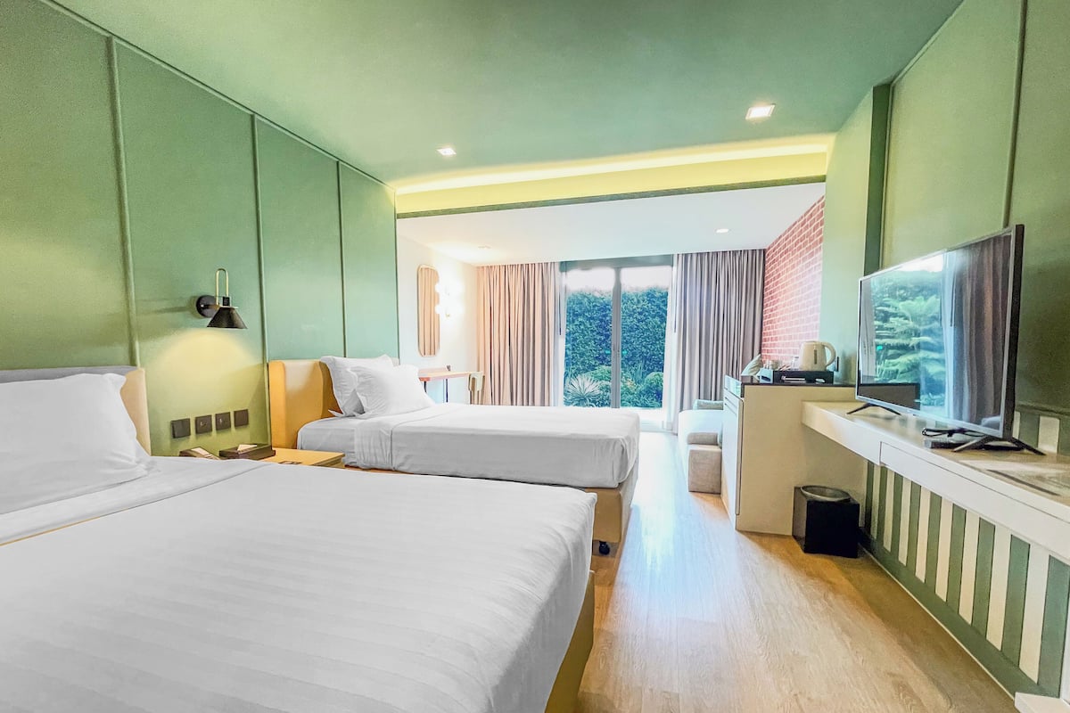 Boutique Deluxe Garden View Twin Bed | Een minibar, een kluis op de kamer, verduisterende gordijnen