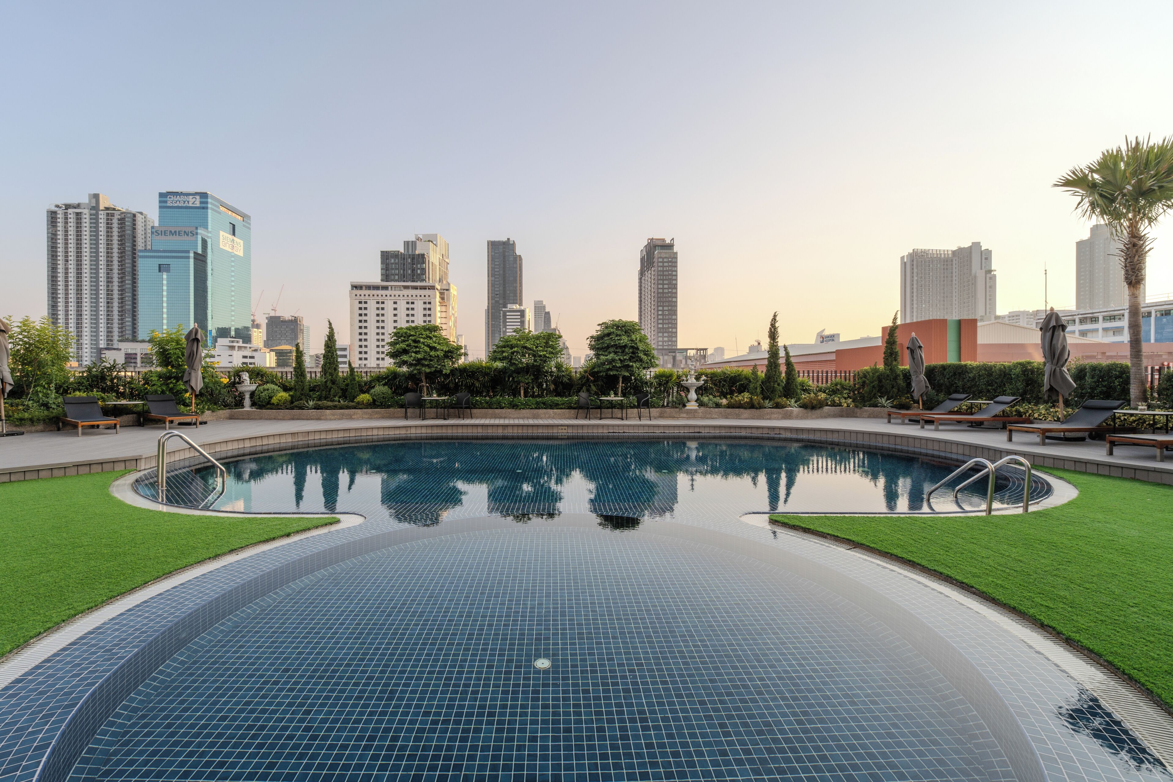 Una piscina al aire libre