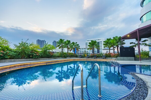 Outdoor pool - Happihaus Hotel Bangkok (Bangkok)