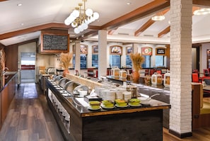 Daily buffet breakfast (THB 412 per person) - Happihaus Hotel Bangkok (Bangkok)