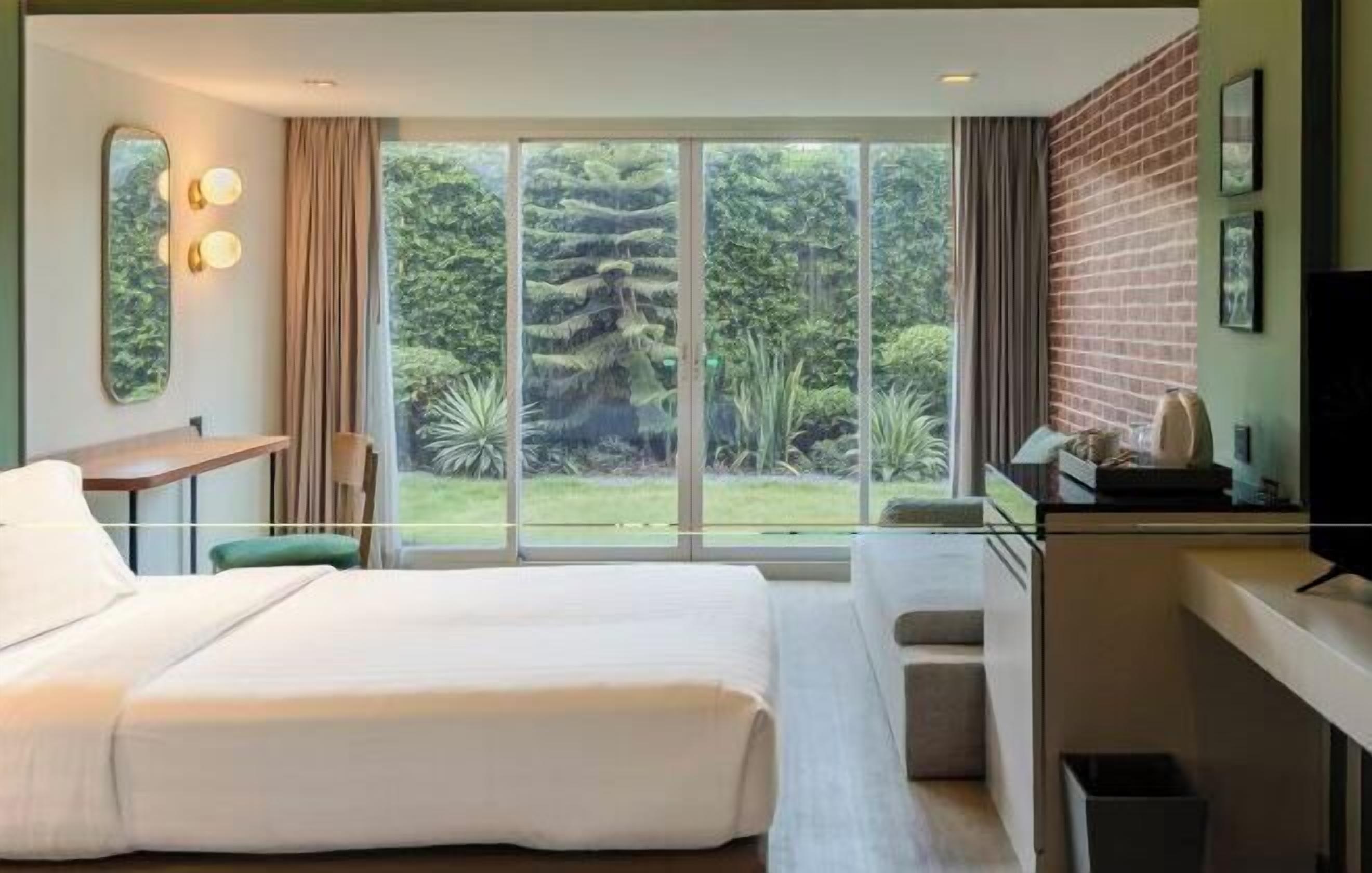 Minibar, brankas, tirai kedap cahaya, dan kedap suara