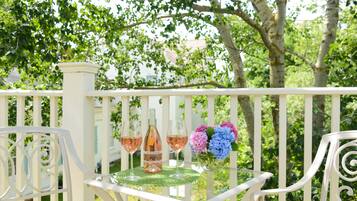 Luxury Suite, 1 Queen Bed, Fireplace, Garden View | Balcony
