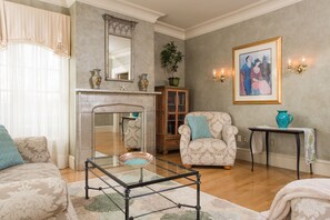 Luxe suite, 1 queensize bed, uitzicht op tuin | Woonruimte | Flatscreentelevisie