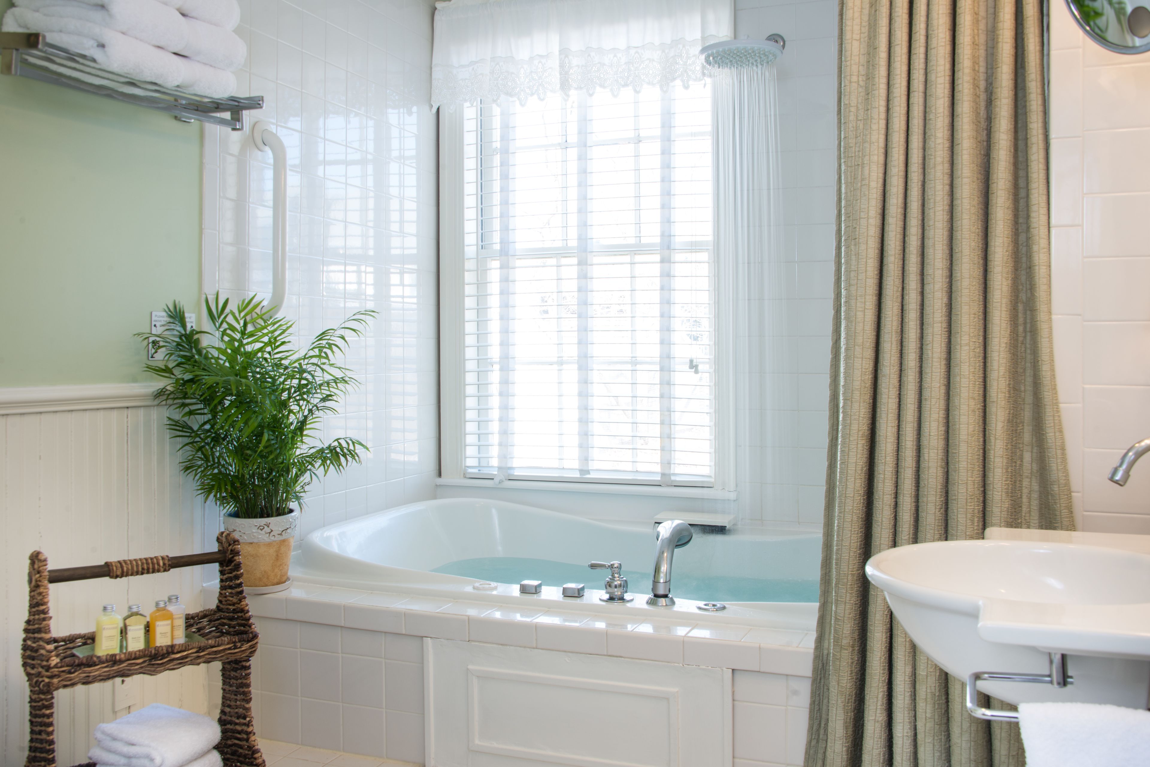 Luxury Room, 1 Katil Raja (King), Jetted Tub, Garden View | Bilik Mandi | Kelengkapan dandanan diri berjenama, pengering rambut, jubah mandi 
