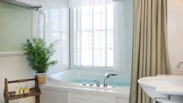 Luxury Room, 1 Katil Raja (King), Jetted Tub, Garden View | Bilik Mandi | Kelengkapan dandanan diri berjenama, pengering rambut, jubah mandi