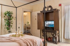 Premium bedding, free WiFi, bed sheets - The Captain Farris House B&B (South Yarmouth)