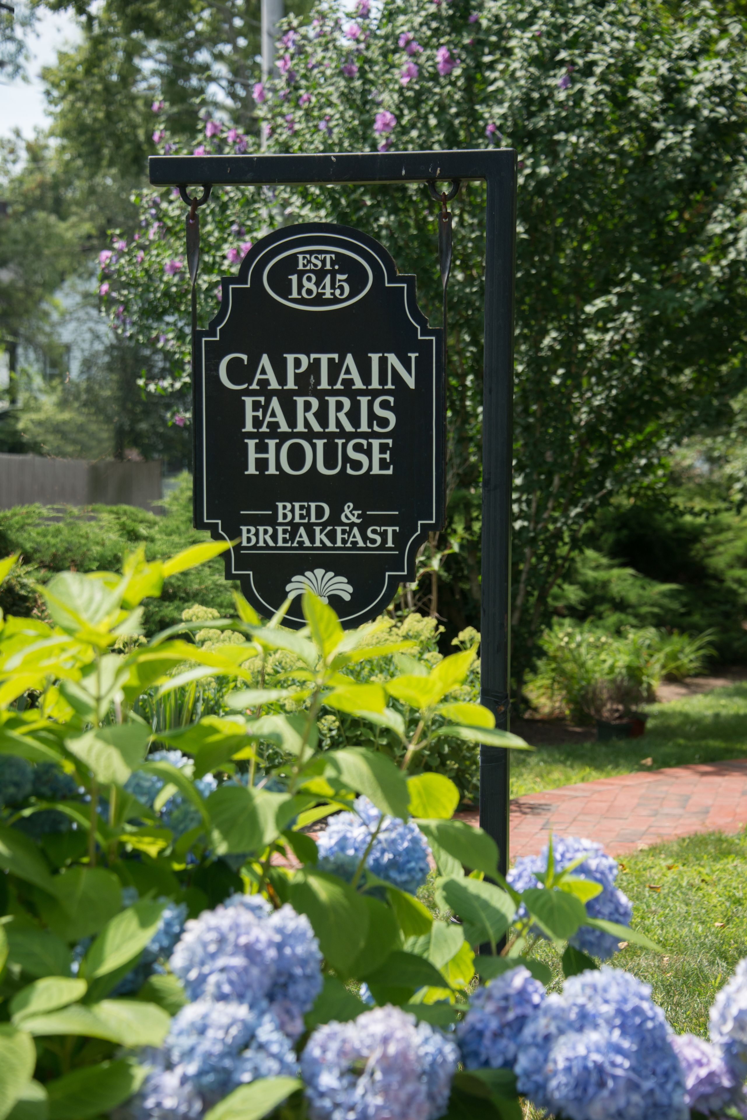 Señal del Captain Harris House, fundado en 1845, que ofrece servicios de alojamiento con desayuno.