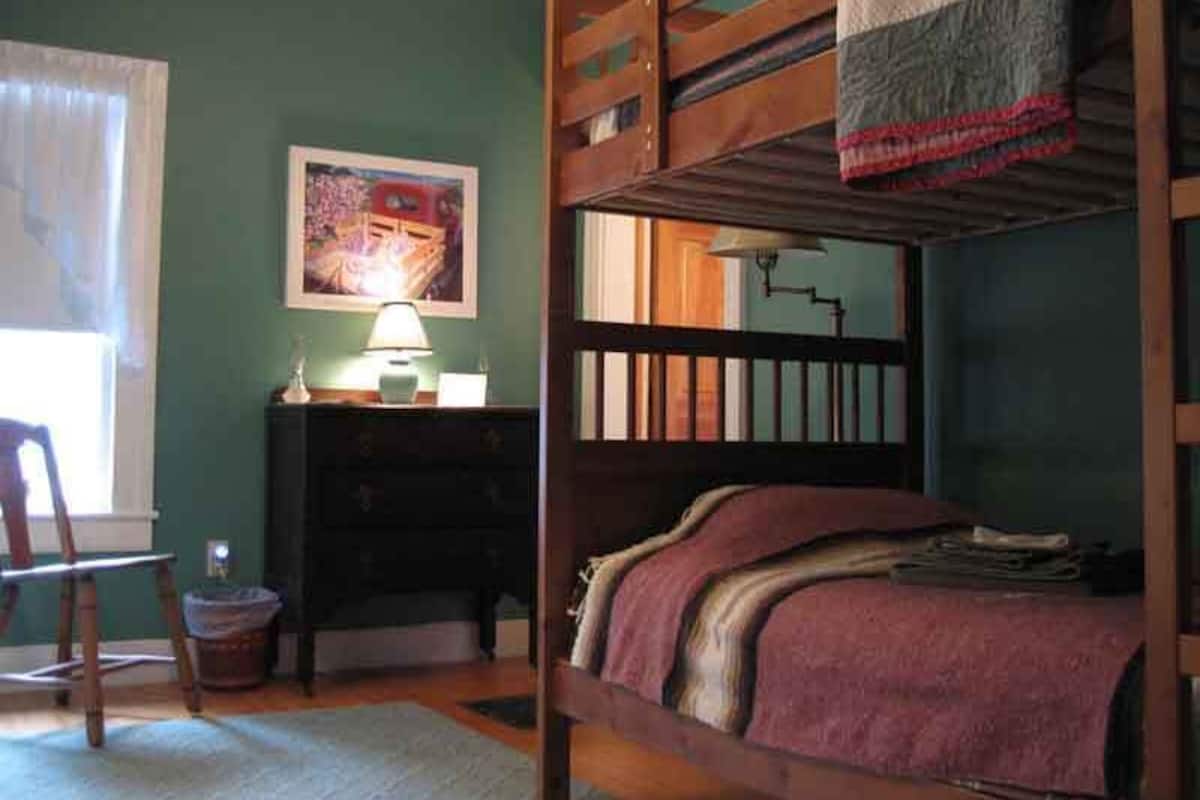 Habitación básica doble, baño en la habitación (Bunk Bed)