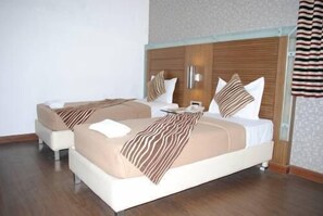 Seprai premium, selimut bulu angsa, busa memori, dan minibar