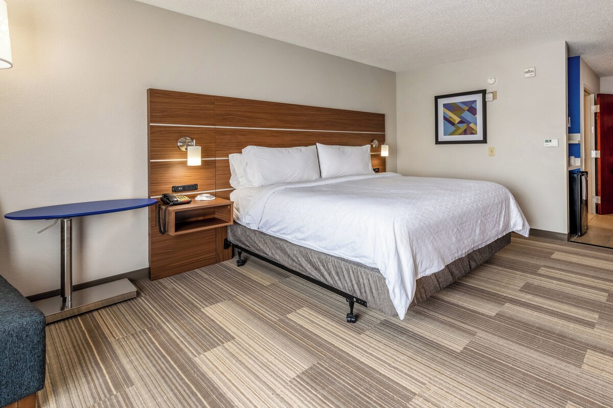 In-room safe, desk, iron/ironing board, free WiFi