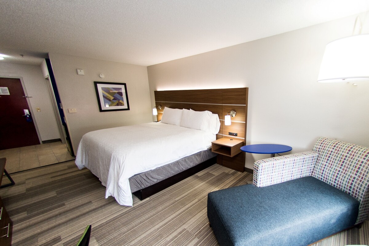 In-room safe, desk, iron/ironing board, free WiFi