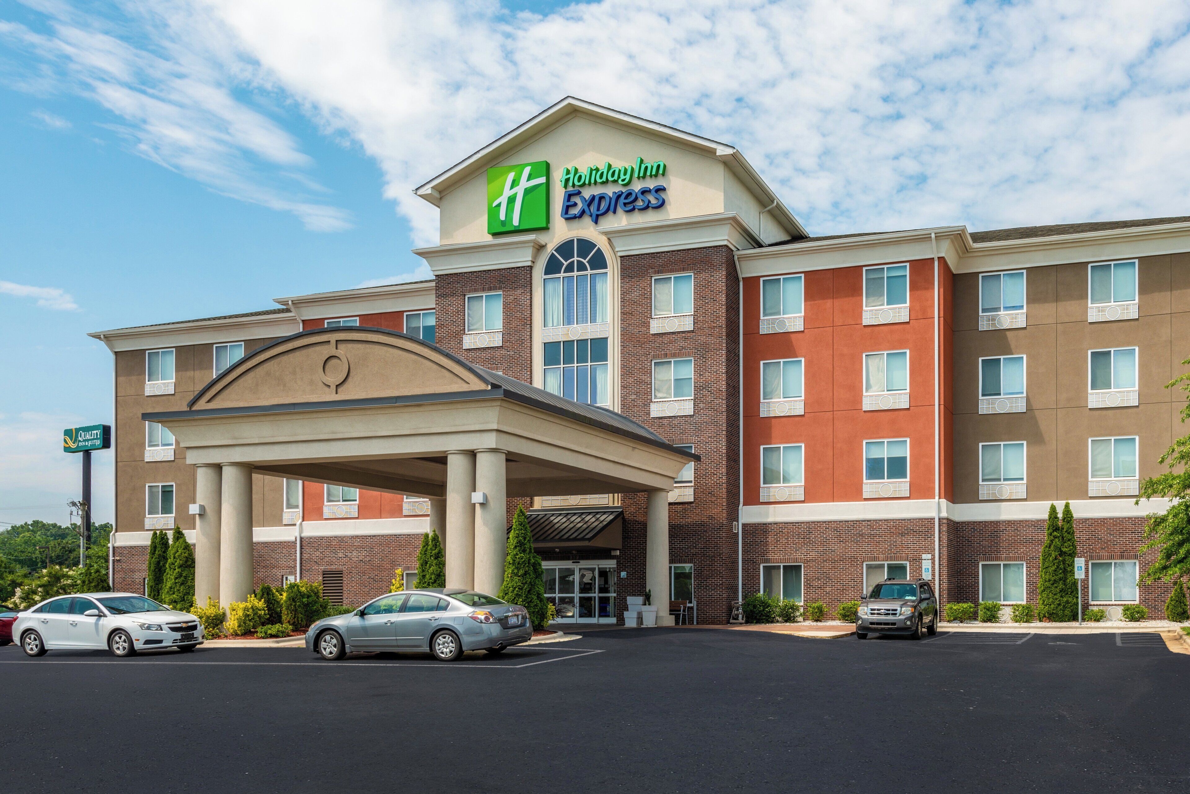 Hotellissa on selkeästi näkyvä Holiday Inn Express -kyltti, ja sen julkisivussa on tiiliverhous sekä katettu sisäänkäynti.