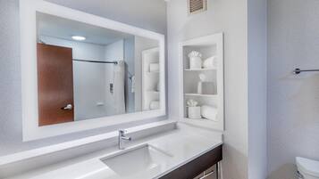 Combined shower/tub, free toiletries, hair dryer, towels