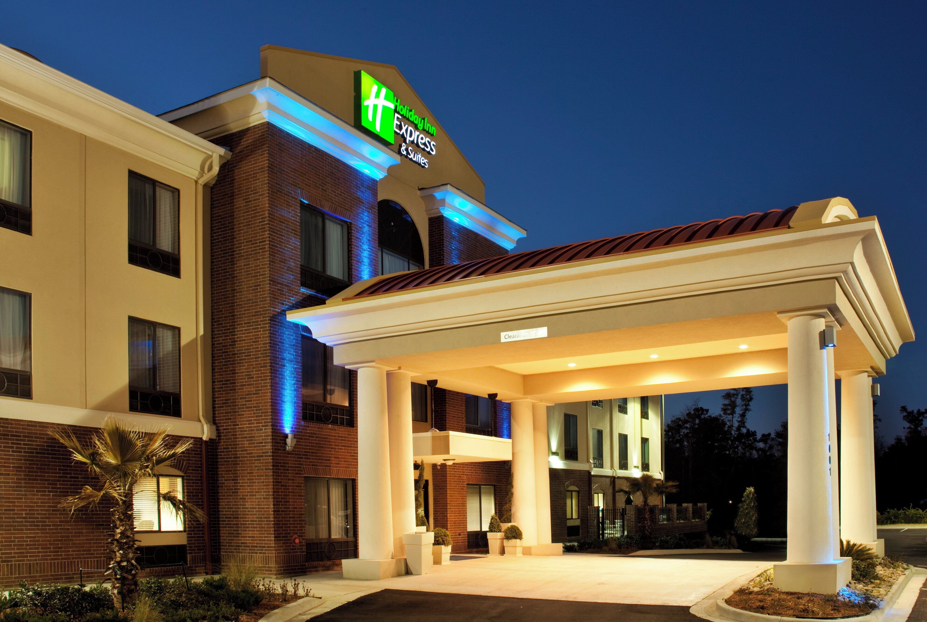 Un hotel Holiday Inn Express con entrada cubierta y fachada de ladrillo.