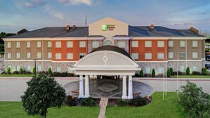 Un hotel Holiday Inn Express con un patio central, varios pisos y un diseño arquitectónico moderno.