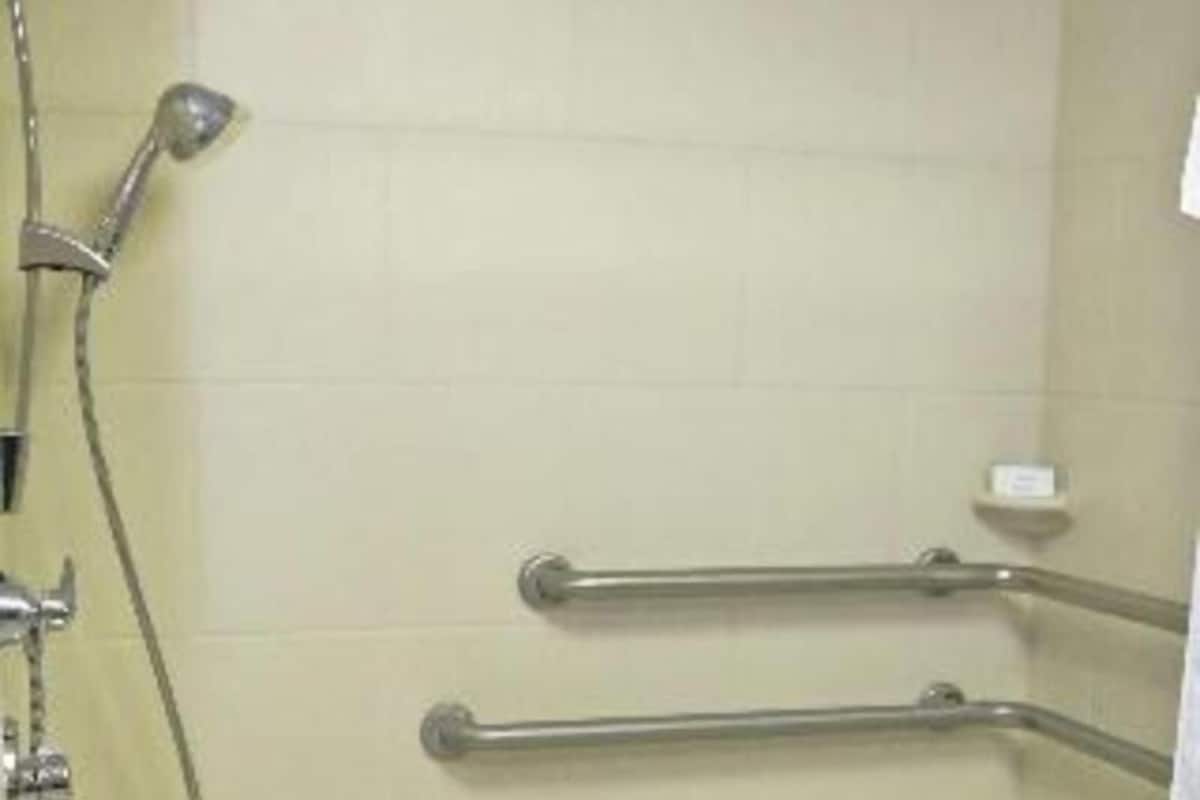 Baño | Tina con regadera, amenidades de baño gratuitas, secadora de cabello