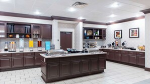 Una cocina moderna con armarios de madera oscura, una isla central y varios electrodomésticos.