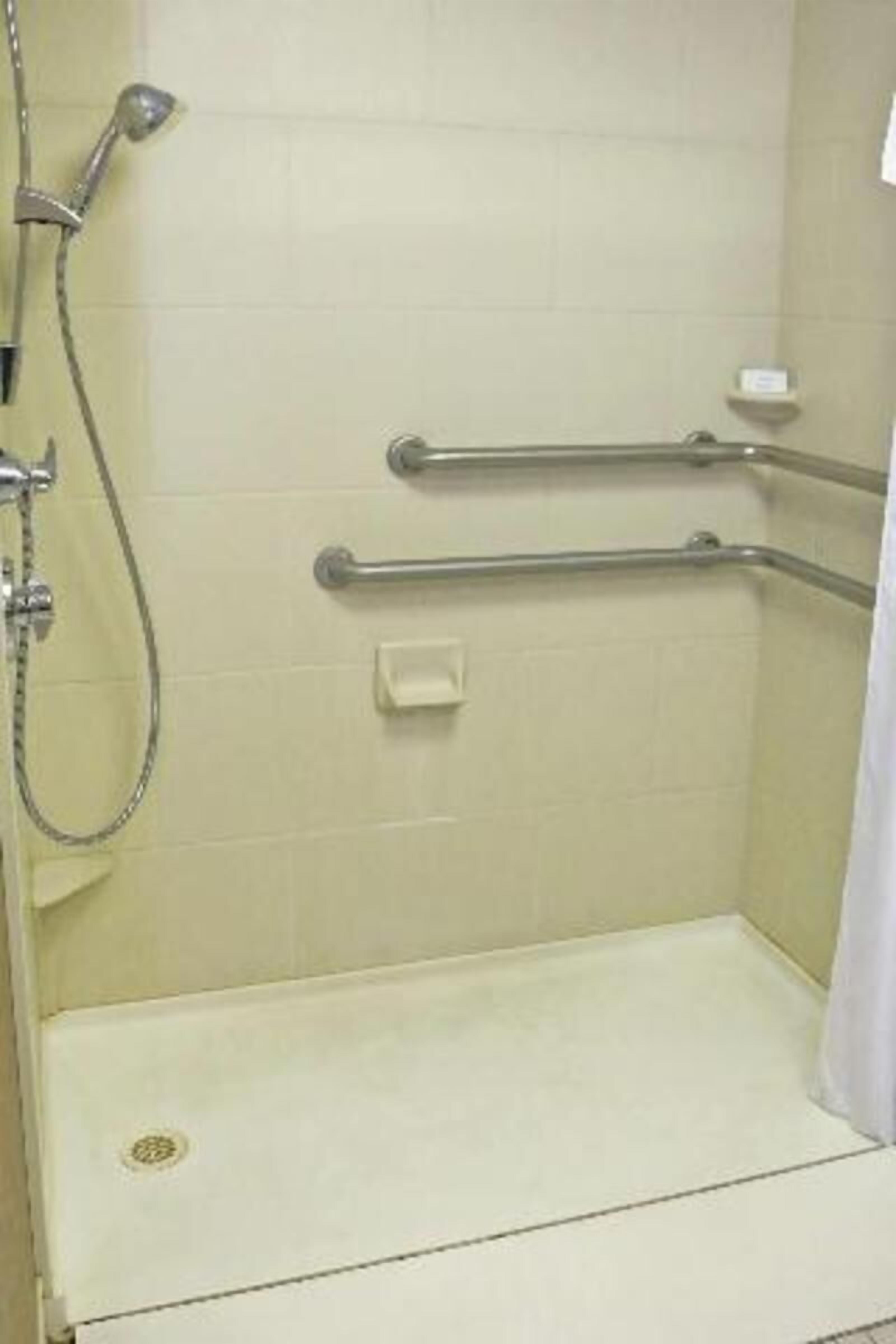 Baño | Tina con regadera, amenidades de baño gratuitas, secadora de cabello 