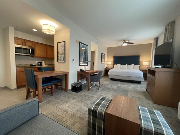 Escritorio, tabla de planchar con plancha, wifi gratis y ropa de cama 