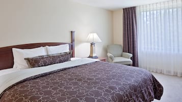 Brankas, meja kerja, ruang kerja ramah laptop, dan tirai kedap cahaya