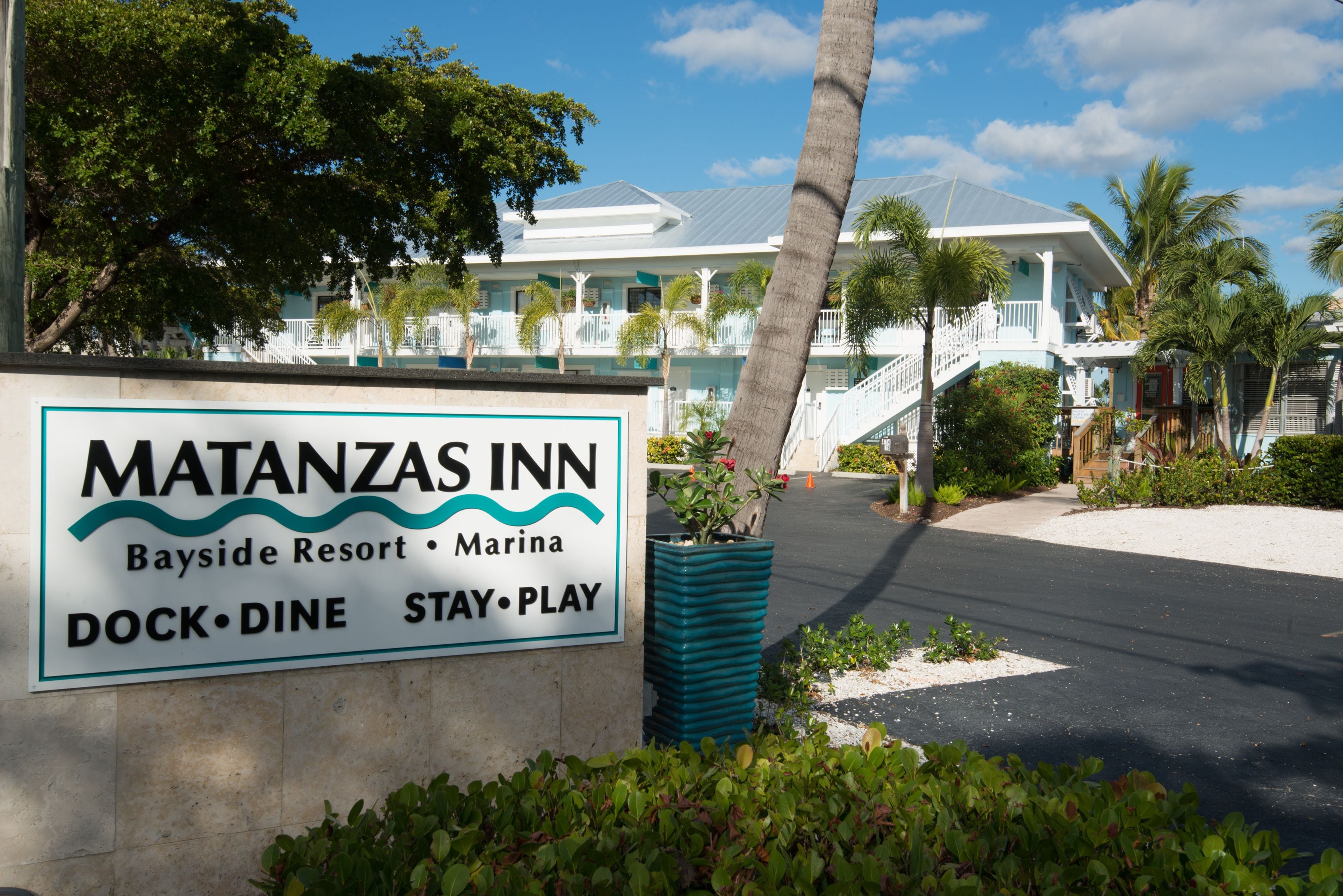 Schild für das Matanzas Inn, Bayside Resort, Marina, mit Hervorhebung der Anlegestelle, Gastronomie, Unterkunft und Freizeitmöglichkeiten.