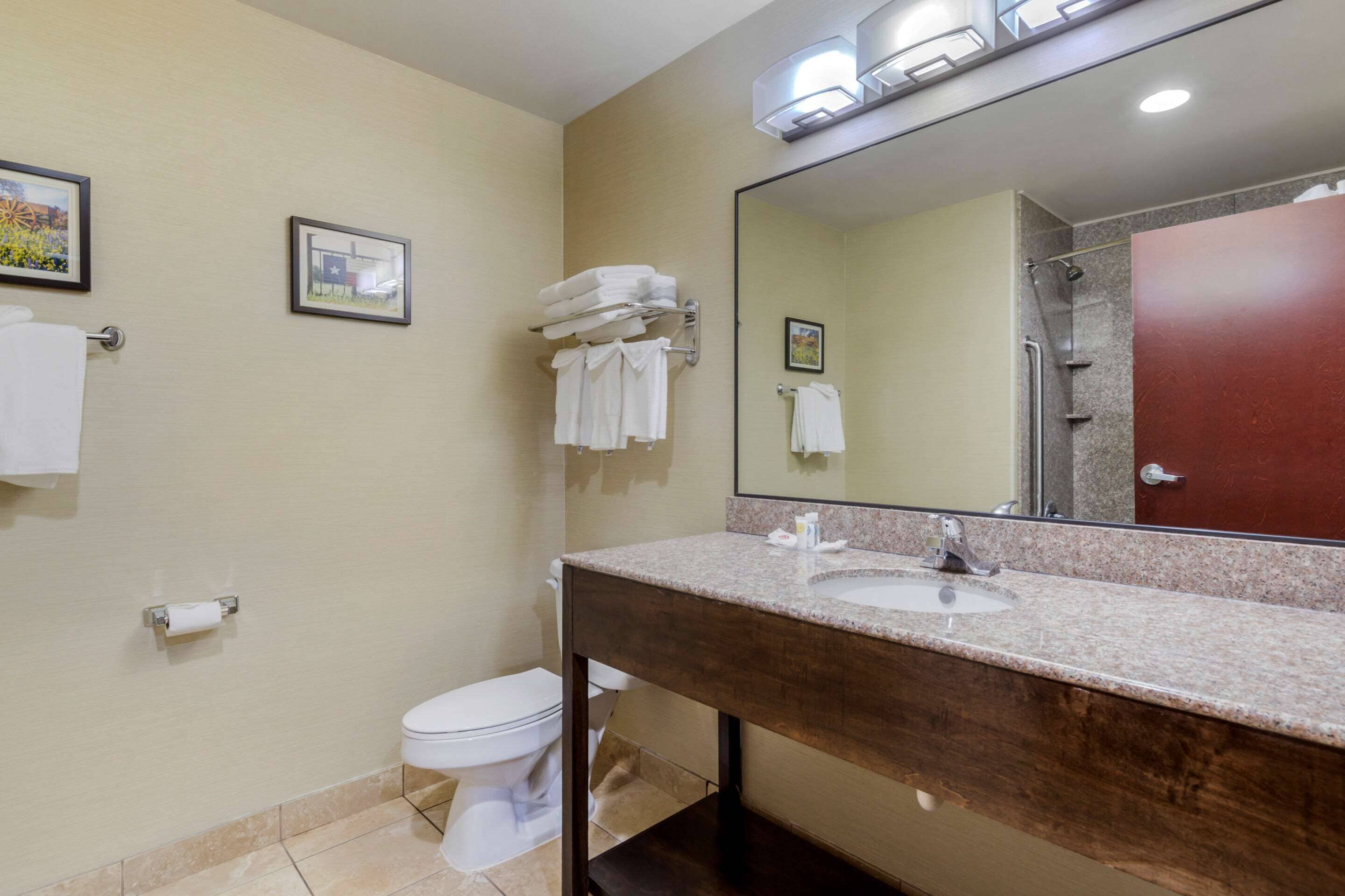 suite, non smoking | bathroom | combined shower/bathtub, free toiletries, hair dryer, towels