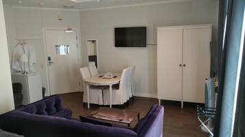 Doppia Premium | Area soggiorno | TV a schermo piatto 40 cm con canali via cavo, studio