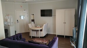 Dobbeltrom – premium | Oppholdsområde | En 40-centimeters Flatskjerm-TV med kabel-kanaler samt kontorer