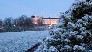 A snow-covered landscape with a building in the background. - Hotell Stella (Uppsala)