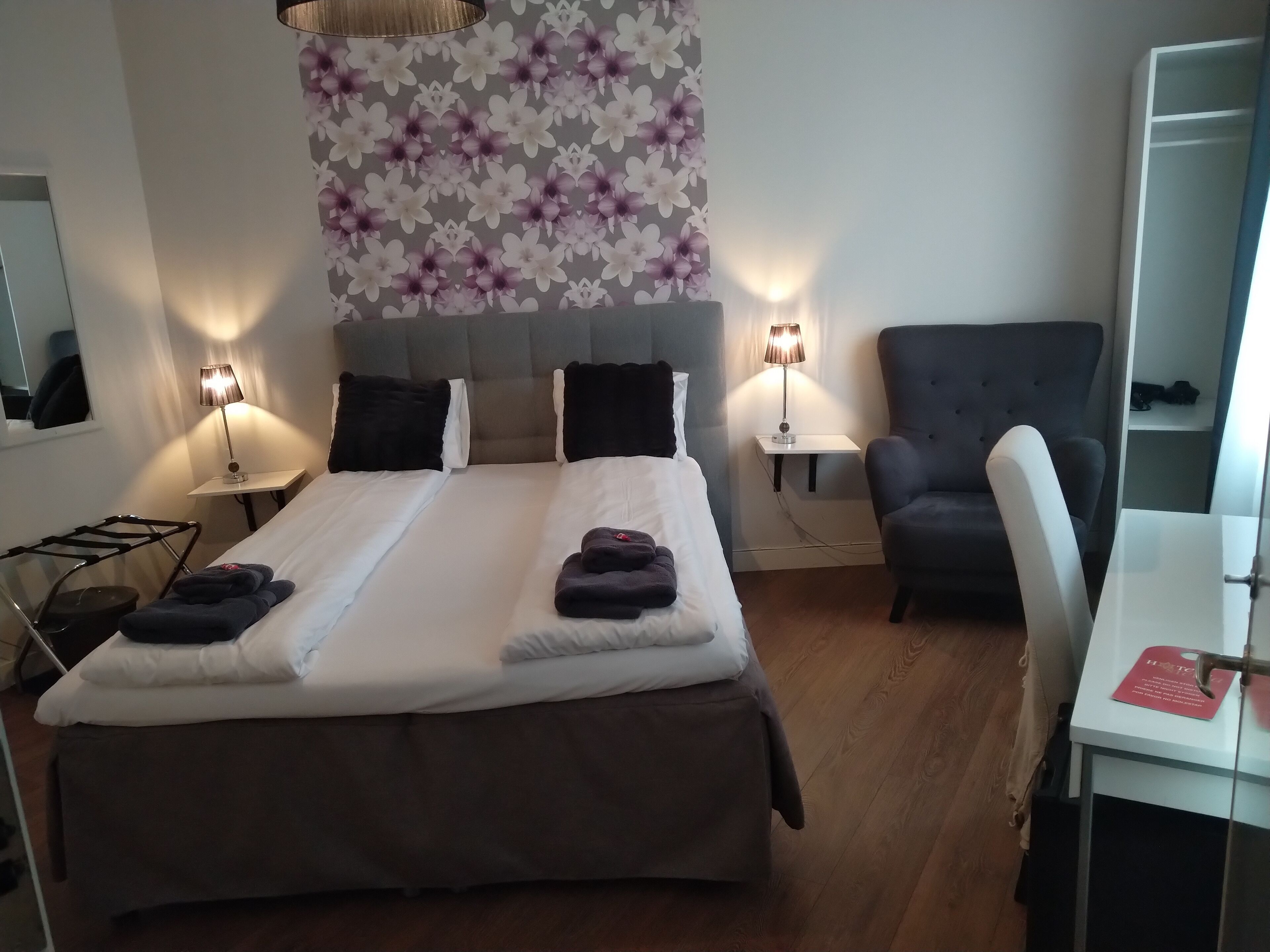 Habitación estándar doble, 1 cama doble o 2 individuales, no fumadores | Decoración individual, mobiliario individual, escritorio