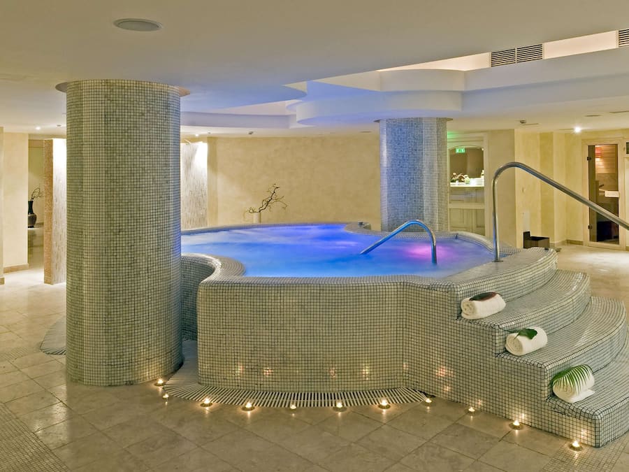 Indoor spa tub