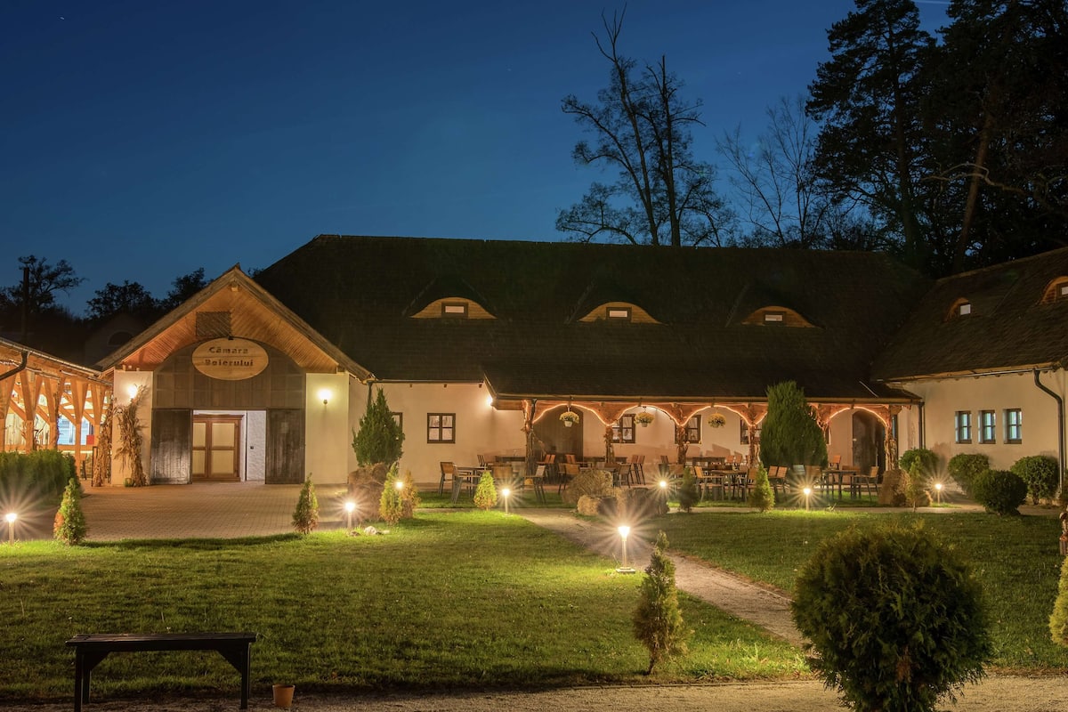 4 restaurants, breakfast served