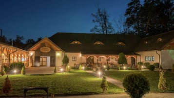 4 restaurants, serveren ontbijt