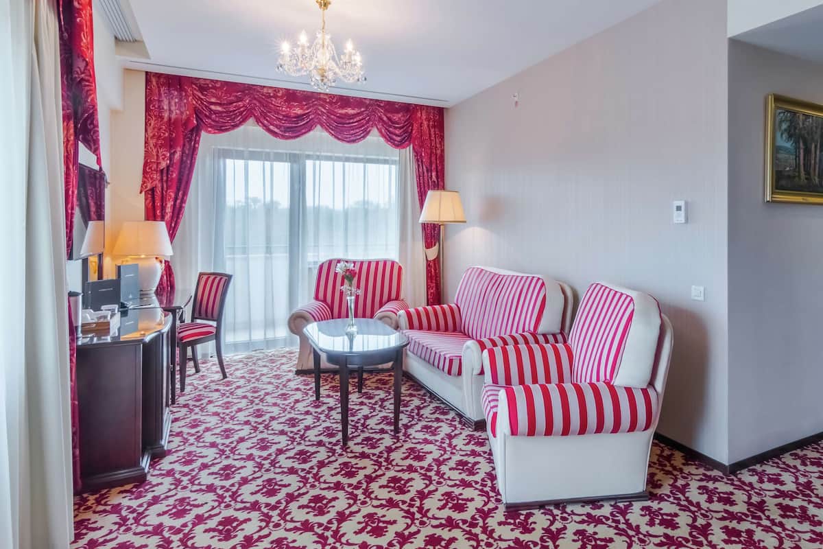 Royal Suite, 1 King Bed | Minibar, in-room safe, soundproofing, iron/ironing board