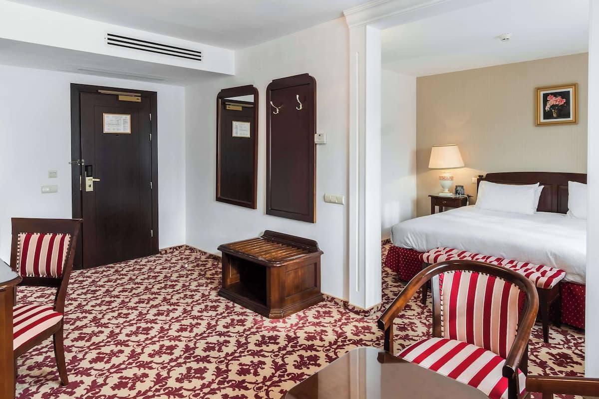 Junior Suite, 1 King Bed | Minibar, in-room safe, soundproofing, iron/ironing board