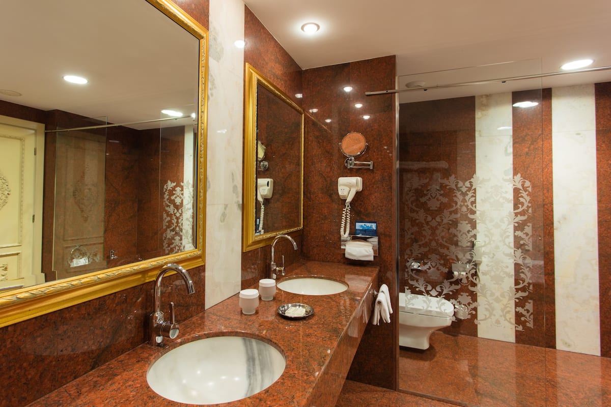 presidential suite, 1 king bed | minibar, in-room safe, soundproofing, iron/ironing board