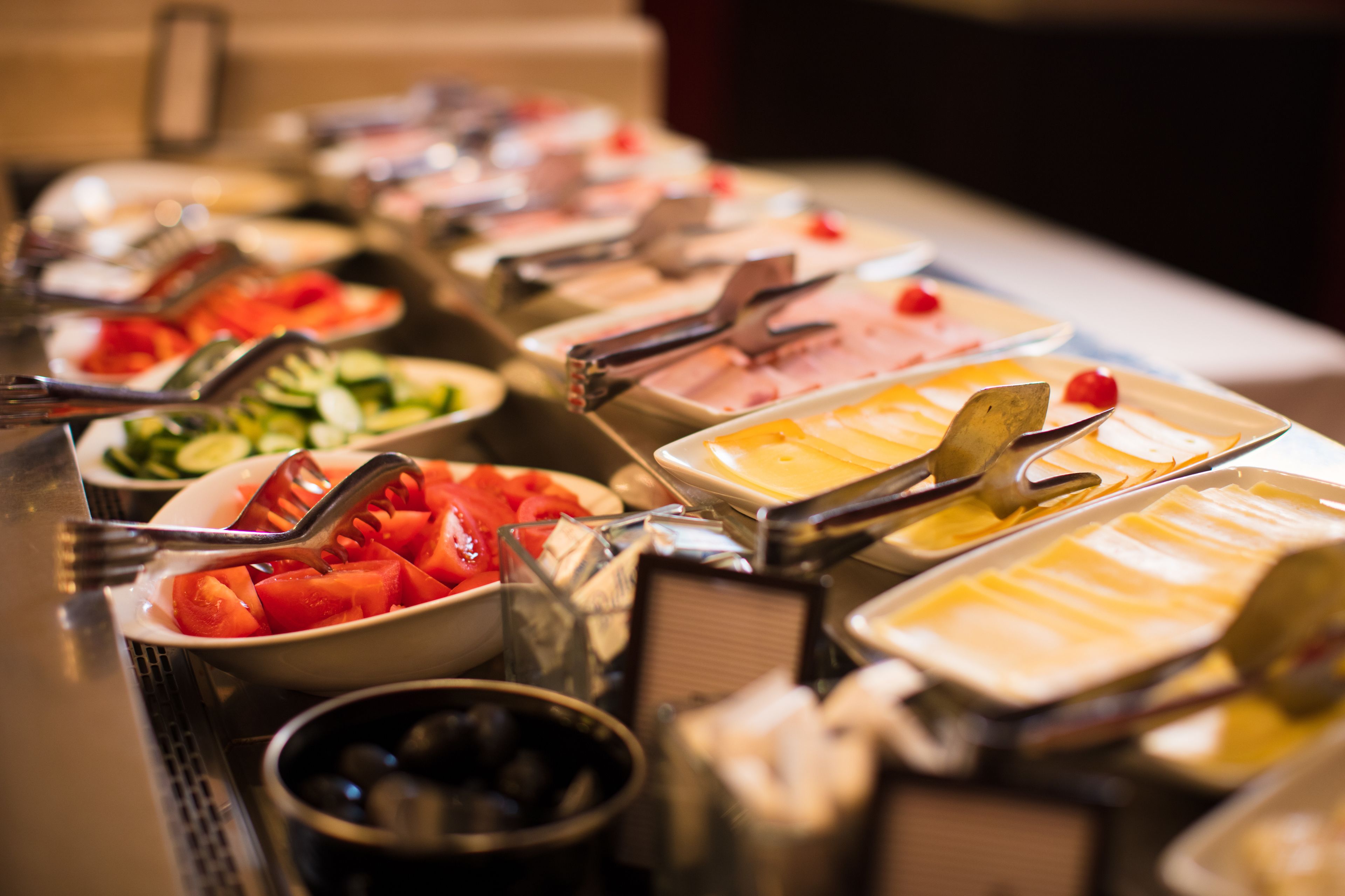 朝食 (ビュッフェ)、平日に提供 (1 名様 65 RON)