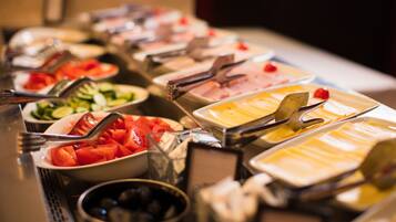 Buffet breakfast on weekdays (RON 65 per person)