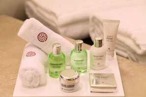 Shower, rainfall showerhead, eco-friendly toiletries, hair dryer - NH Collection Guadalajara Providencia (Guadalajara)