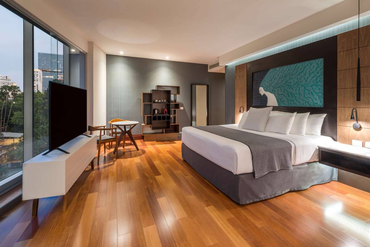 1 bedroom, down duvets, pillow-top beds, minibar