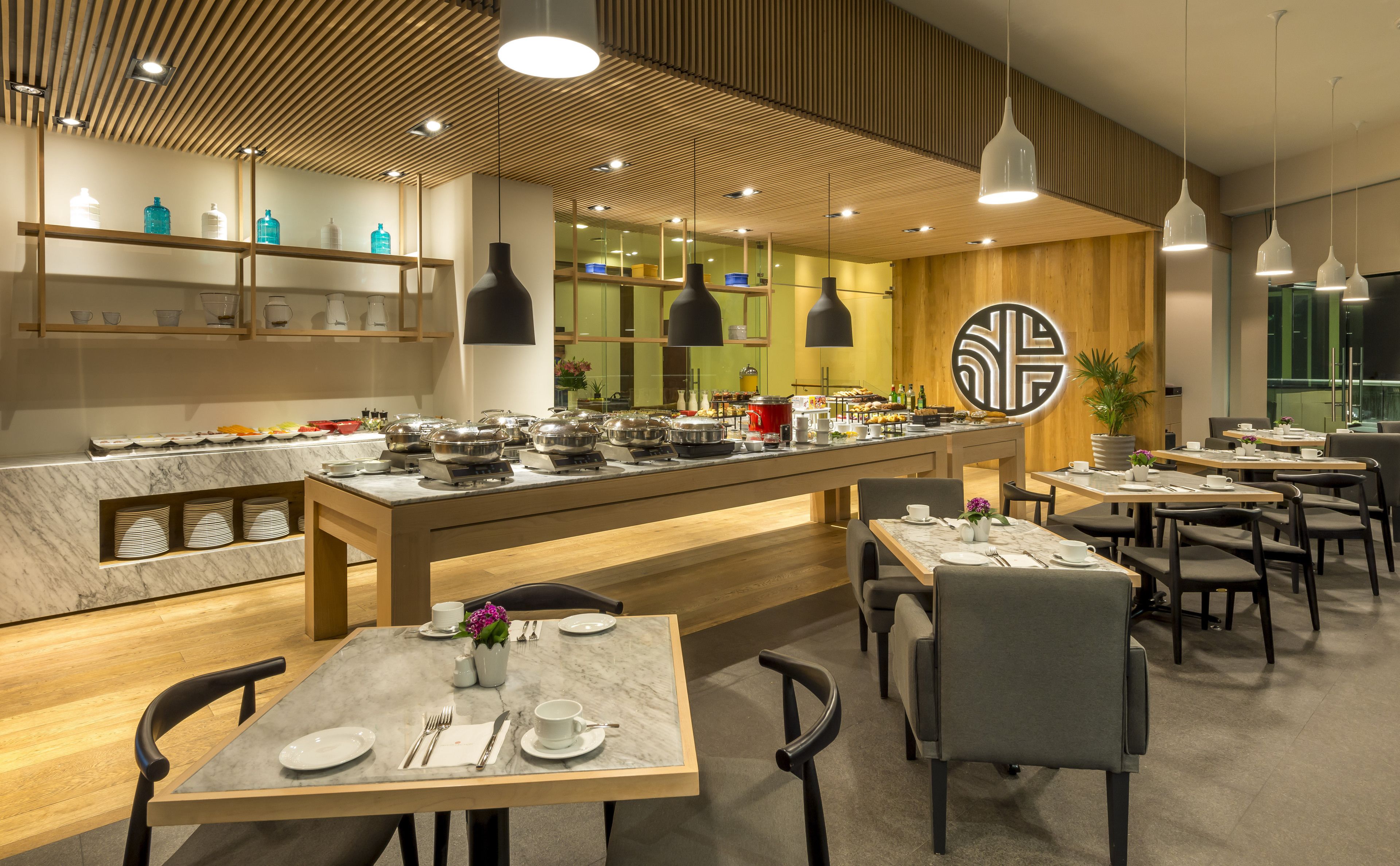 Déjeuner et dîner servis sur place