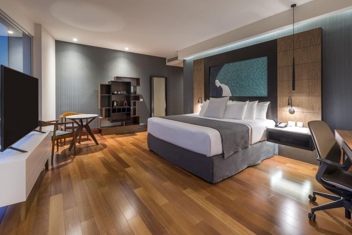 Down comforters, pillowtop beds, minibar, in-room safe